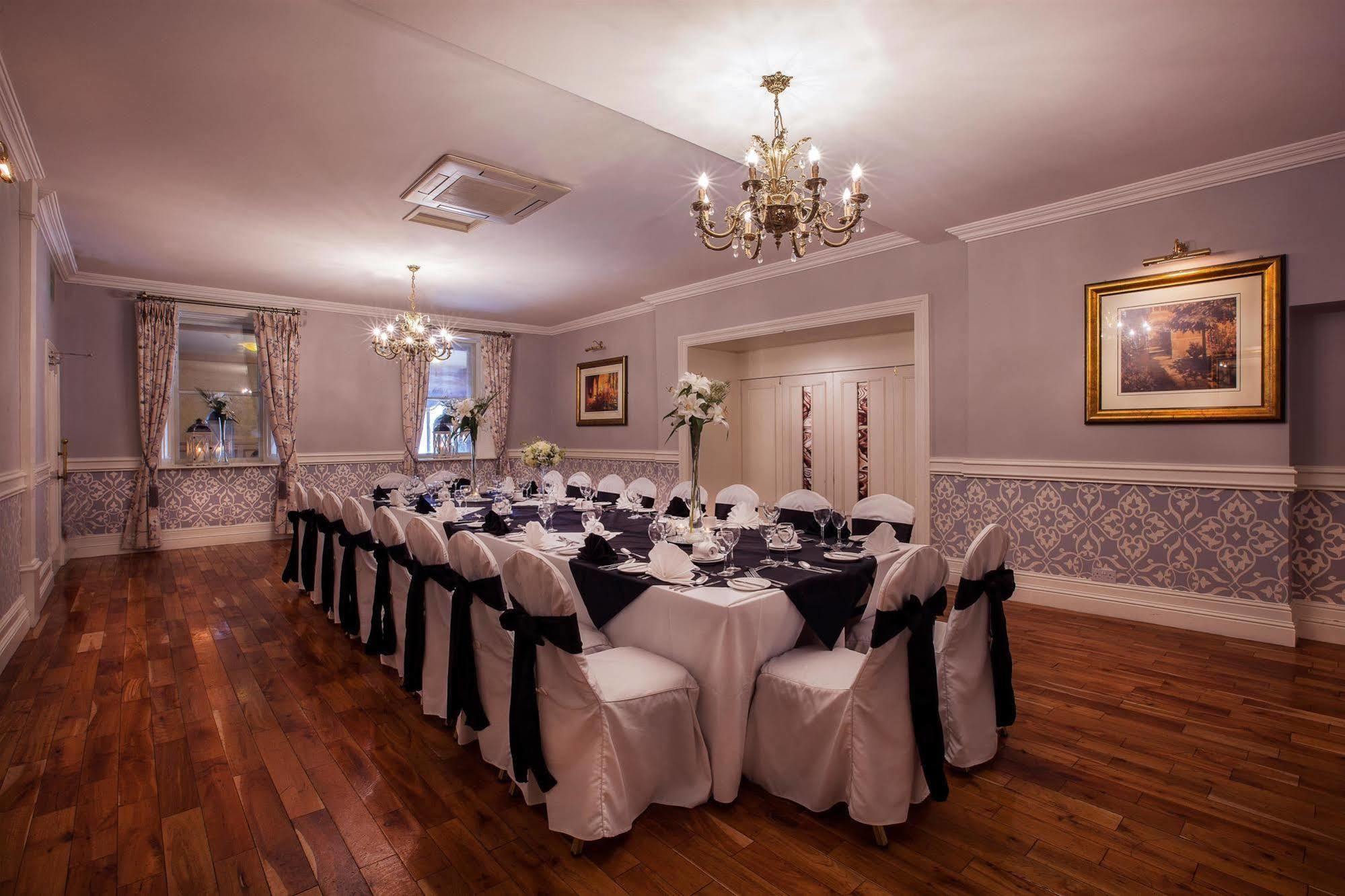 Castle Arch Hotel Trim Bagian luar foto